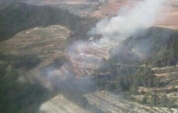 Efectivos aéreos y terrestres trabajan en la extinción de un incendio forestal en Moixent