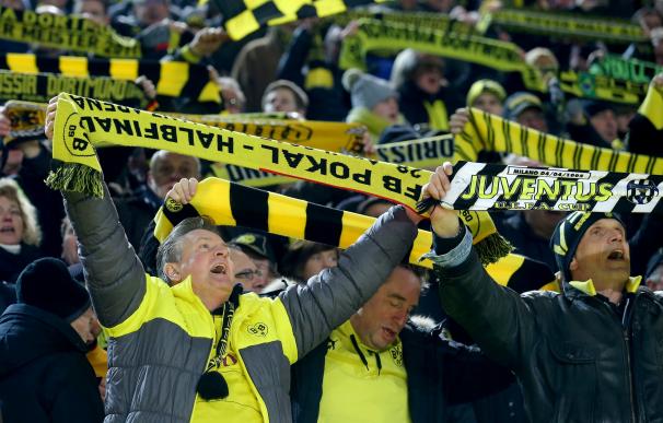 Un fan del Dortmund muere en pleno partido y la grada le rinde homenaje