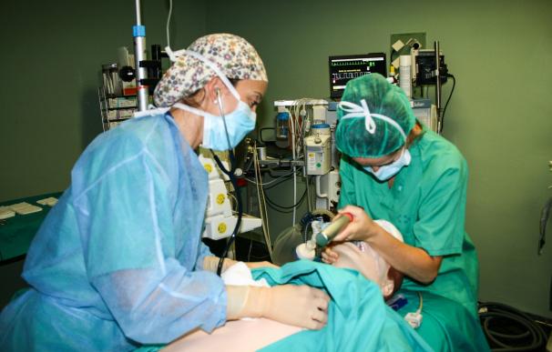 El Hospital de La Candelaria (Tenerife) introduce en España una técnica para tratar el edema óseo en rodilla