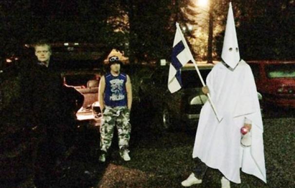 Simpatizantes del Ku Klux Klan agreden un autobús de refugiados en Finlandia