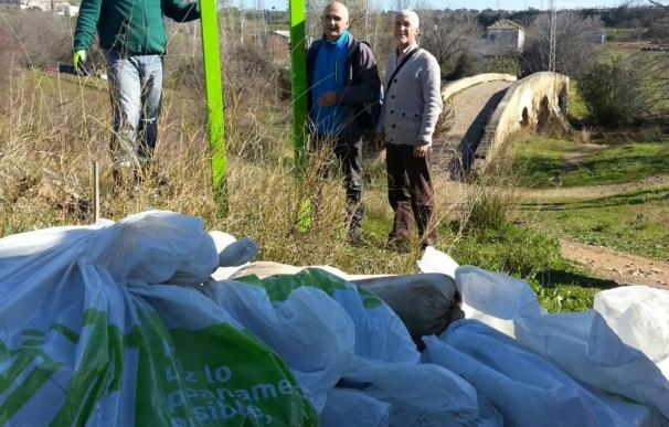 Internos del Centro Penitenciario de Córdoba recogen más de ocho toneladas de residuos en parajes naturales