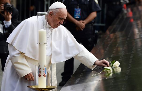 El Papa deposita una rosa sobre la lápida en la que están los nombres de los fallecidos el 11S (AFP /JEWEL SAMAD)