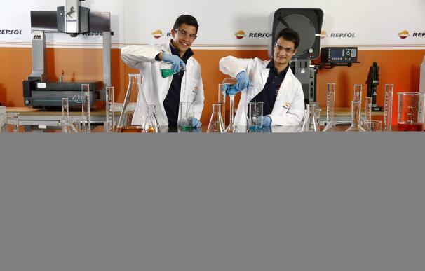 Márquez y Pedrosa visitan el Centro de Tecnología de Repsol