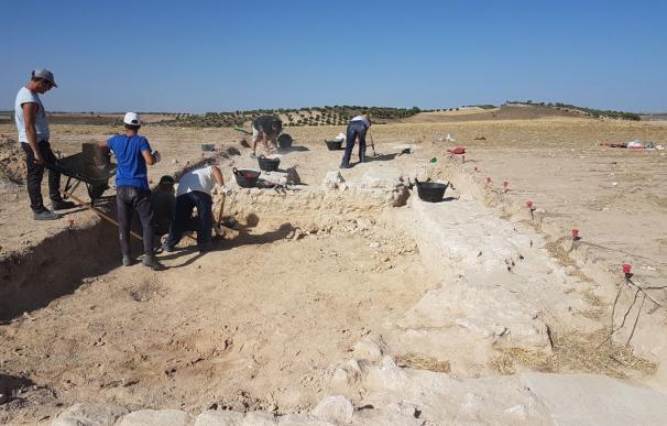 Hallan restos de restos de cerámica, un muro de piedra y parte de un edificio en la ciudad romana de Caraca en Driebes
