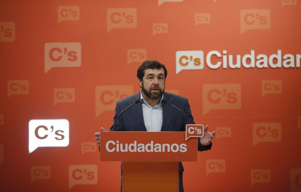 Gutiérrez (Cs) compara el proceso soberanista de Puigdemont con el constituyente de Maduro y lo tacha de "barbaridad"