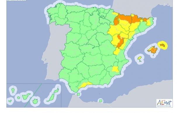 Agosto arranca mañana con fuertes lluvias y granizos en el nordeste y con altas temperaturas en el sureste y Baleares