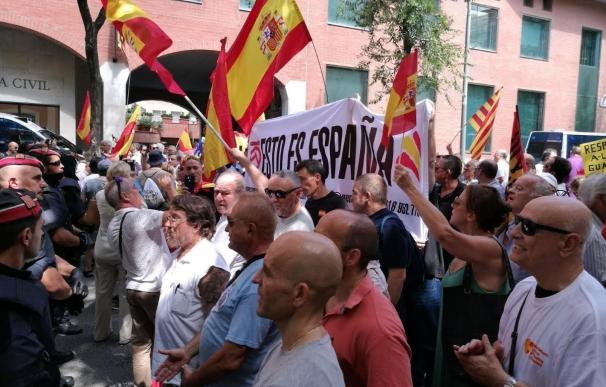 Decenas de manifestantes respaldan a la Guardia Civil en Cataluña en respuesta a la protesta de la CUP
