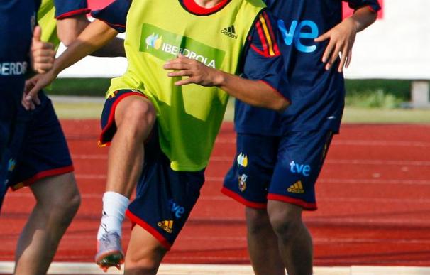 Valdés, Javi Martínez y Pedro completan su primer entrenamiento con la Roja