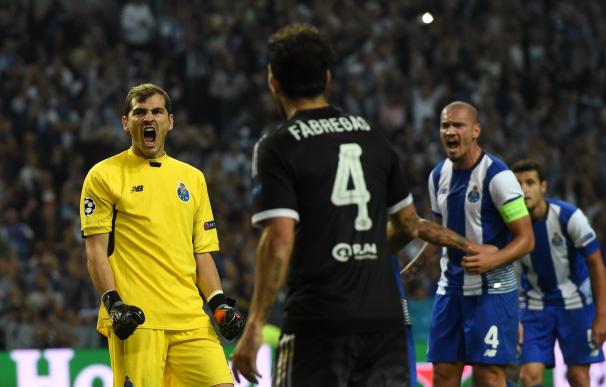 Iker Casillas celebra la victoria del Oporto ante el Chelsea en Champions League (AFP)