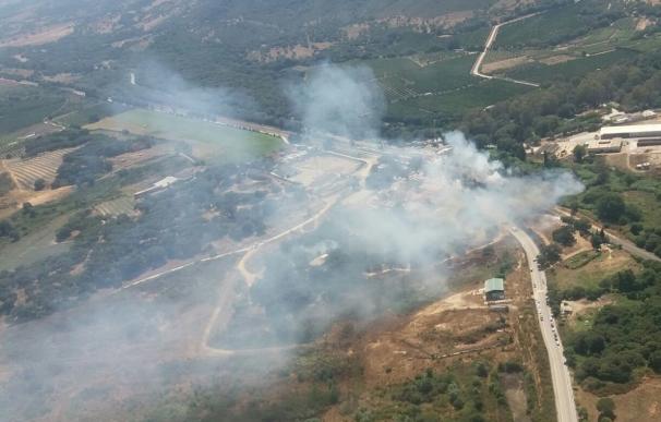 Infoca trabaja en el control de un incendio declarado en un zona de paraje de La Almoraima en Castellar
