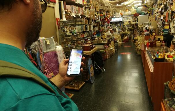 Una 'app' permite el acceso autónomo de discapacitados visuales a comercios de Barcelona