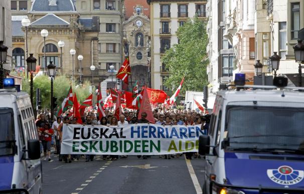 Gritos a favor de la independencia dan inicio a la marcha de San Sebastián