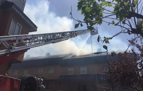 Un incendio de pastos afecta a la cubierta de varias viviendas en la Avenida de España de Las Rozas