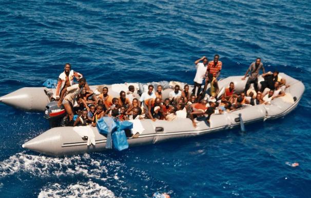 Interceptados 10 inmigrantes tras llegar en un cayuco a playa de Santa Pola