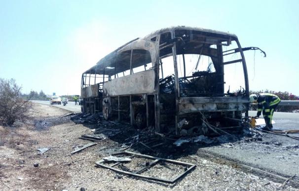 Extinguido un incendio originado en un autocar en la A-92 a su paso por Osuna