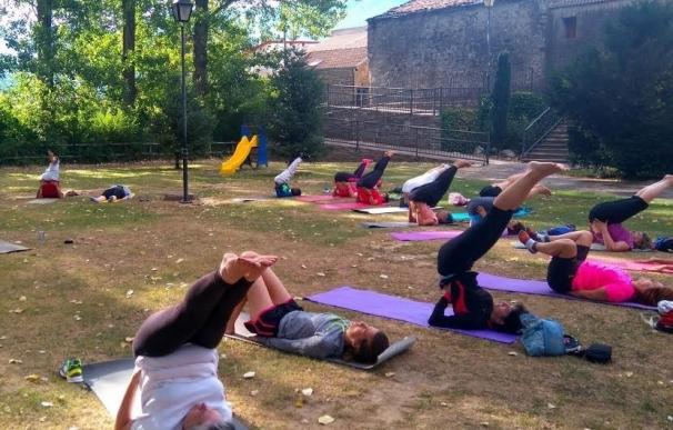 Biescas ofrece en verano clases gratuitas de yoga al aire libre
