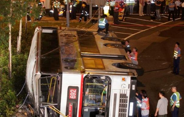 Al menos 32 muertos y 21 heridos al chocar un autobús y un camión en China