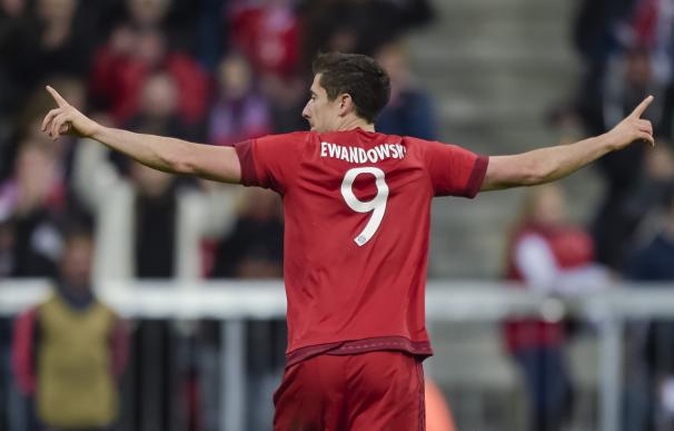 Robert Lewandowski celebra su tercer gol en la victoria ante el Dinamo Zagreb por 5-0. (AFP)