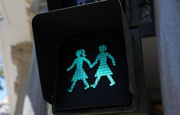Los semáforos inclusivos de Madrid generan más de 200 "ataques" en redes al colectivo LGTB, según un estudio de Arcópoli