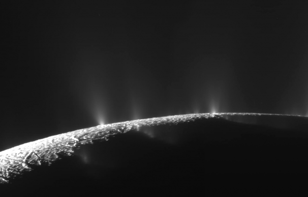 Geysers de Encélado, una de las lunas de Saturno. (NASA)
