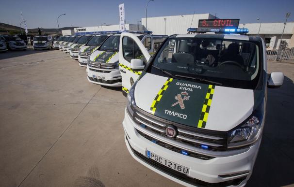 La DGT entrega 40 furgonetas a la Guardia Civil para realizar pruebas de alcohol y drogas