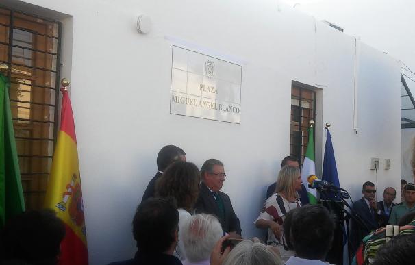 Zoido y María del Mar Blanco inauguran una plaza en homenaje a Miguel Ángel Blanco apelando a "no olvidar el relato"
