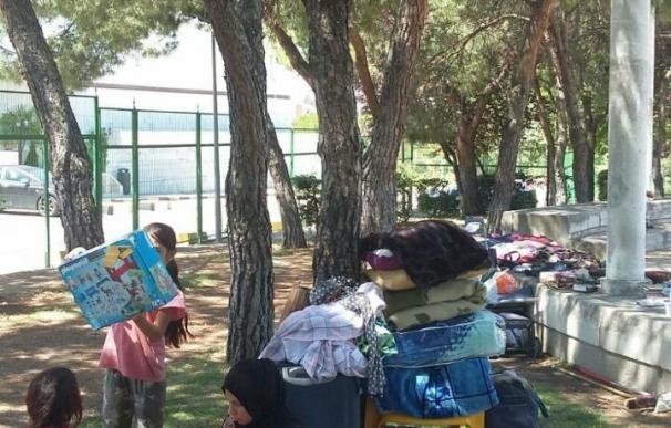 Un grupo de 80 refugiados sirios, menores incluidos, acampan en el parque de la mezquita de la M-30 desde hace días