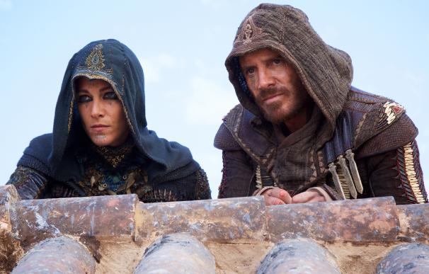 Michael Fassbender y Ariane Labed en 'Assassin's Creed'