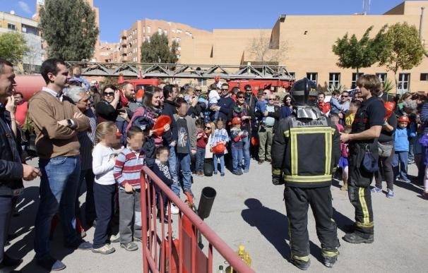 Centenares de almerienses visitan las instalaciones de los Bomberos en la Jornada de Puertas Abiertas
