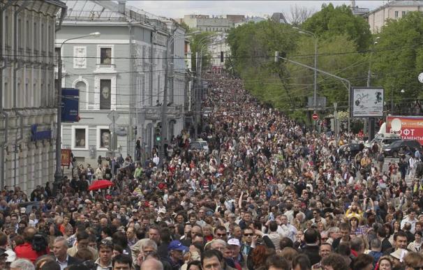Decenas de miles de opositores rusos marchan por el centro de Moscú