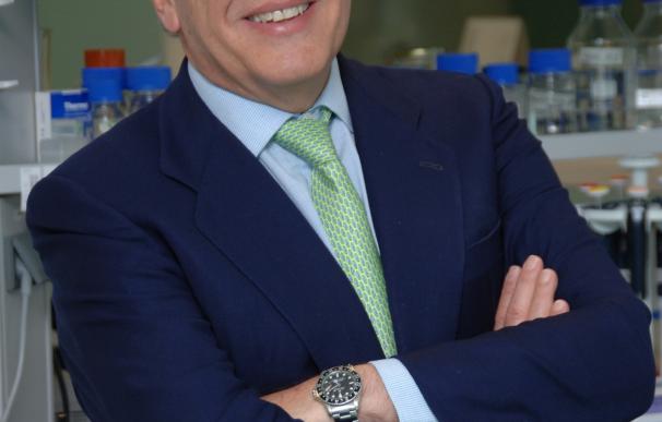 El oftalmologo Luis Fernández-Vega recibe este jueves el galardón 'Ovetense del Año'