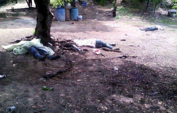 Los cuerpos sin vida de algunos de los implicados en el tiroteo en Lázaro Cárdenas (Foto: Provincia.com.mx)