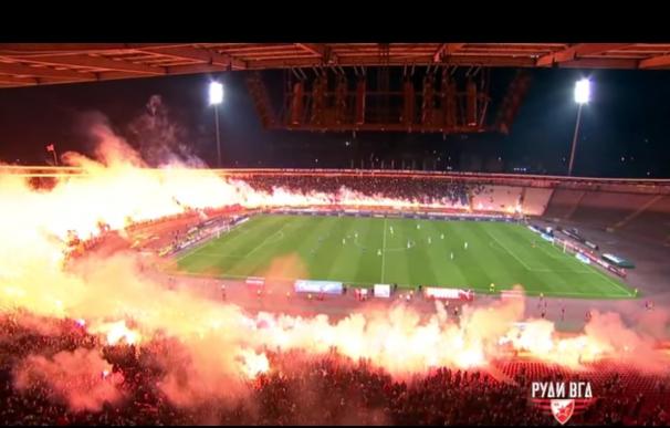 Cientos de bengalas en el estadio Rajko Mitic de Belgrado
