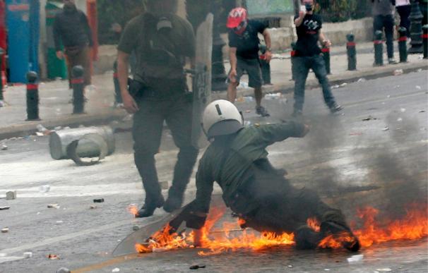 El Parlamento griego debate el plan de austeridad en medio de más protestas