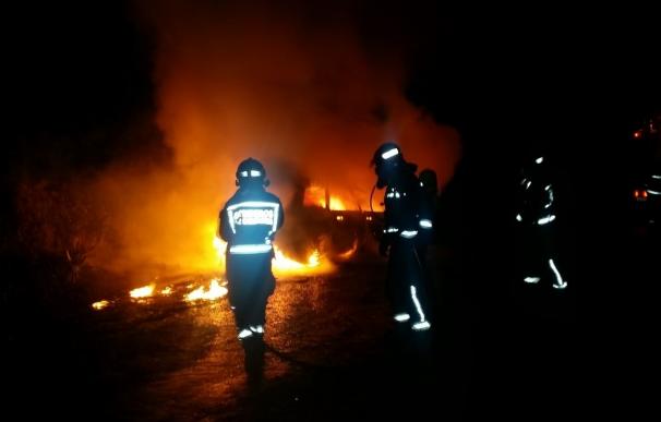 Extinguidos incendios de dos coches en San Felices de Buelna y Puente Viesgo