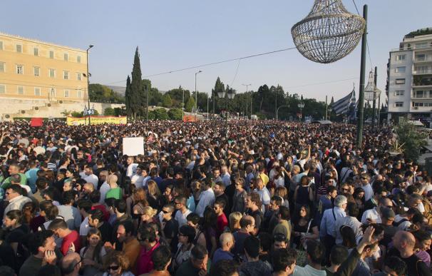 Los 'indignados' griegos toman la plaza Sintagma de Atenas