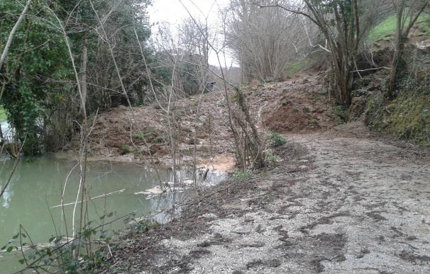 Un argayo en Borleña cambia el curso del río La Toba e impide al paso a los vecinos