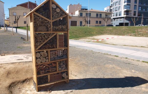 El Ayuntamiento de Binéfar instala dos hoteles de insectos para combatir plagas de forma natural