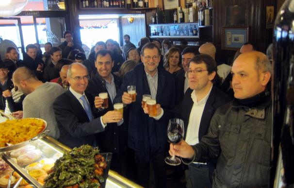 Rajoy disfruta del 'tapeo' durante su visita a Salamanca