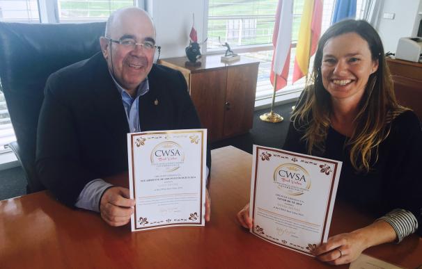Oria felicita a 'Orujo de Liébana' por sus medallas en el concurso internacional CWSA