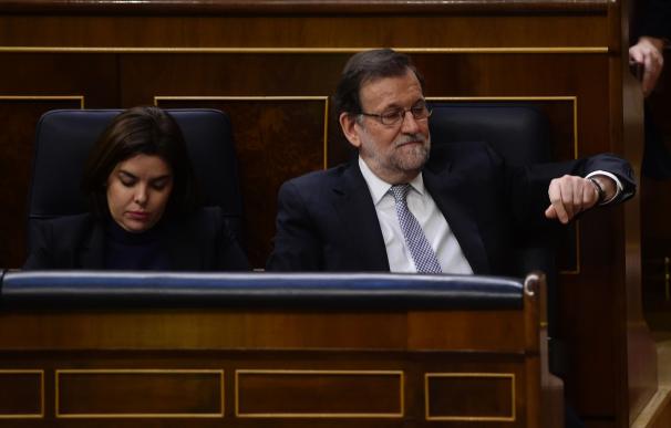 Spanish Prime Minister, Mariano Rajoy (R) flanked