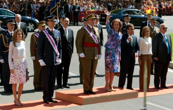 El Rey reaparece en público entre ovaciones el Día de las Fuerzas Armadas