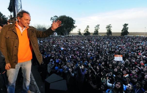 Encuestas a pie de urna dan amplia ventaja a Scioli en las primarias argentinas