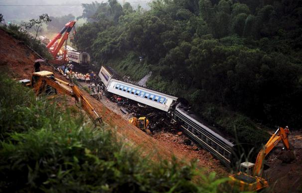 Aumentan a 19 los fallecidos por un descarrilamiento de tren en el este de China