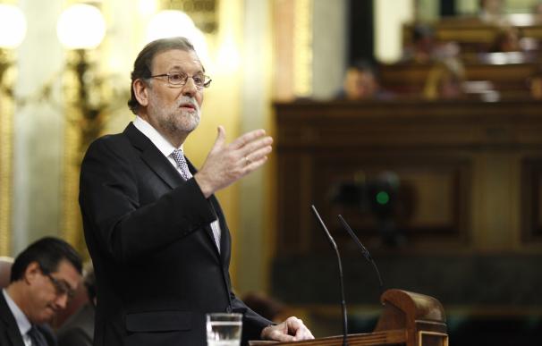 Rajoy desprecia con ironía la candidatura de Sánchez, al que acusa de haber engañado al Rey