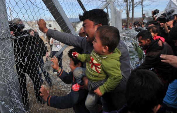 Se cierra la frontera entre Grecia y Macedonia para los refugiados afganos. Cerca de 5.000 refugiados y migrantes afganos quedan atrapados en Idomeni, norte de Grecia, ante la negativa de Macedonia de abrir la frontera a los afganos. SAKIS MITROLIDIS / AF