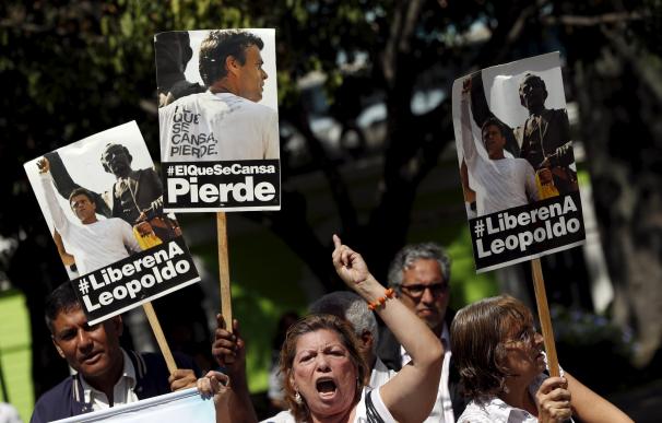 El padre de Leopoldo López cree que su hijo seguirá en prisión y apela a "la calle" para echar a Maduro