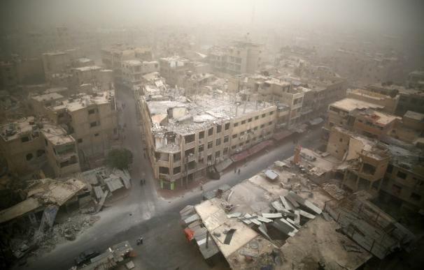 Vista general de los edificios dañados en la zona controlada por los rebeldes de Douma, al este de la capital Damasco.