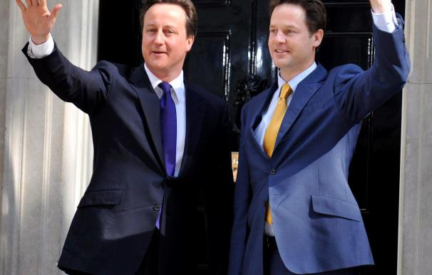 Cameron sufre un duro golpe con la dimisión del responsable de reducir el déficit
