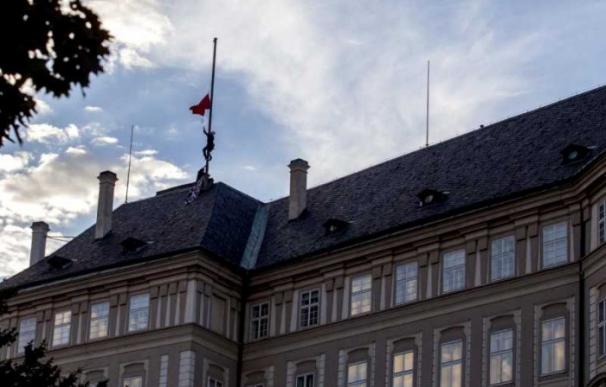 Sustituyen la bandera presidencial checa por unos calzoncillos rojos gigantes